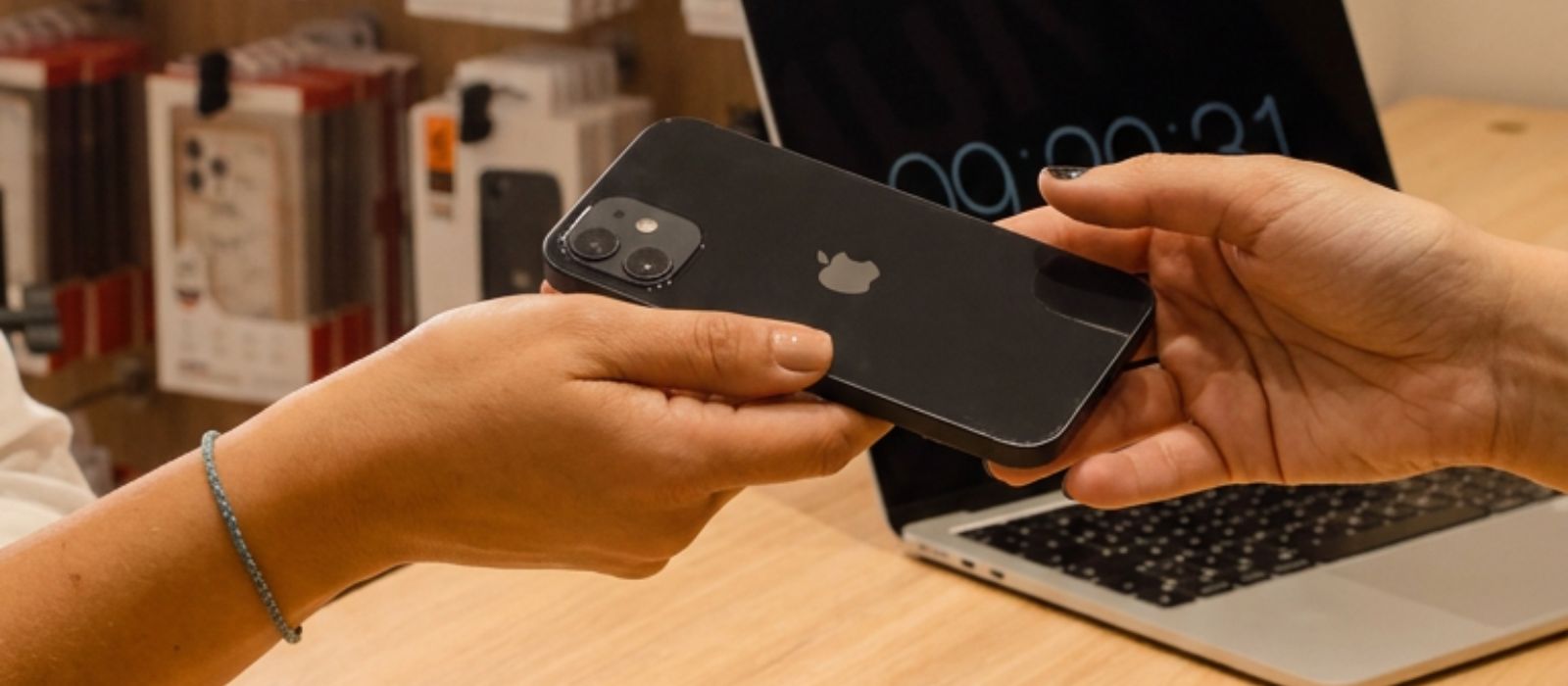 Intercambio de iPhone en sucursal MundoMac